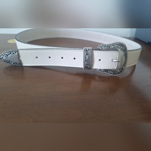 Vince Camuto Wester Buckle Vanilla Belt 44" - Picture 6 of 10